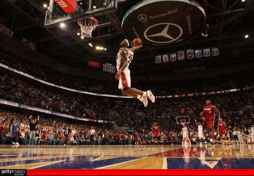 门将扑出点球，全场掌声雷动（门将拒点成功，球场掌声如潮）