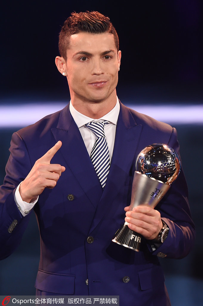 欧文快攻压哨上篮，全场沸腾（欧文压哨快攻上篮引爆全场）