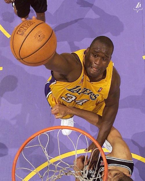 足球英超领头羊遭遇伤病危机，后卫告急（英超榜首队遭伤病潮侵袭，后防线告急）