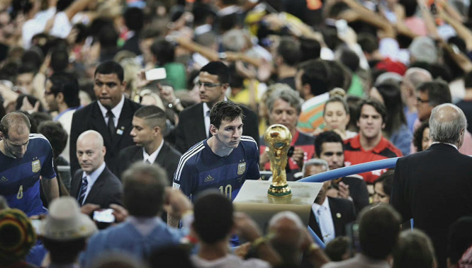 球迷：这人能飞吧？（球迷惊呼：他是会飞的吗？）