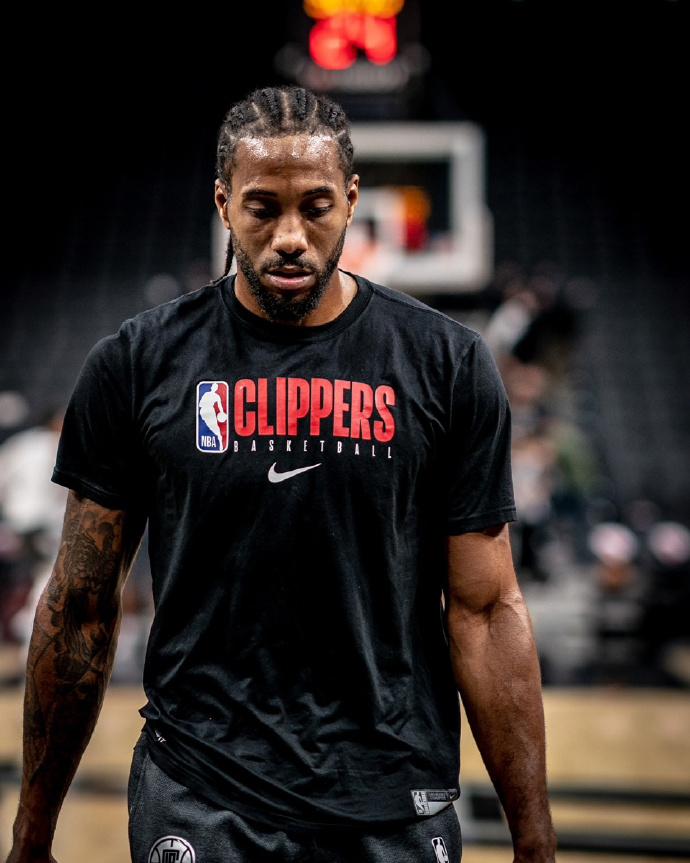 门将精彩扑救确保胜利（神勇门将高接低挡保住胜利）