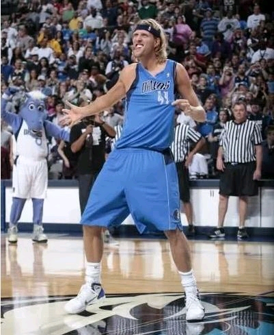 半场： 萨索洛2-1佛罗伦萨，曼德拉戈拉点射，沃尔帕托破门（半场战报：萨索洛暂2-1领先佛罗伦萨，曼德拉戈拉点球命中，沃尔帕托破门）