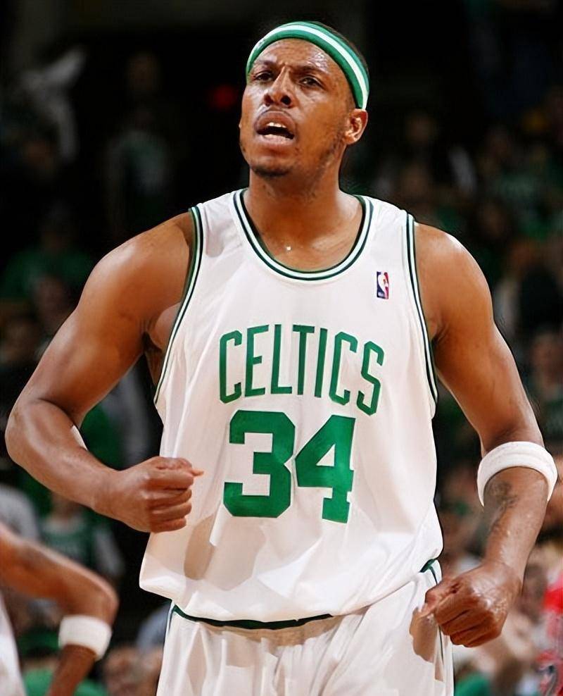 世体：巴萨球员首次踏上新诺坎普的草坪，进行训练并合影留念（世体：巴萨将士首度踏上新诺坎普草皮，开展训练并合影纪念）